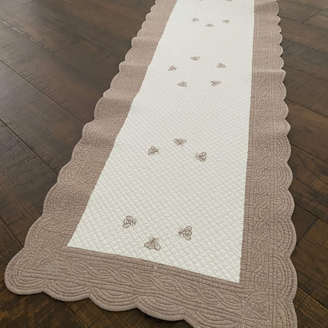 Quilted Runner - Ecru Stuck - Bees