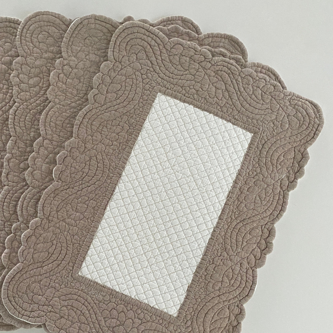 Quilted Placemat - Scalloped - Tan/Ecru