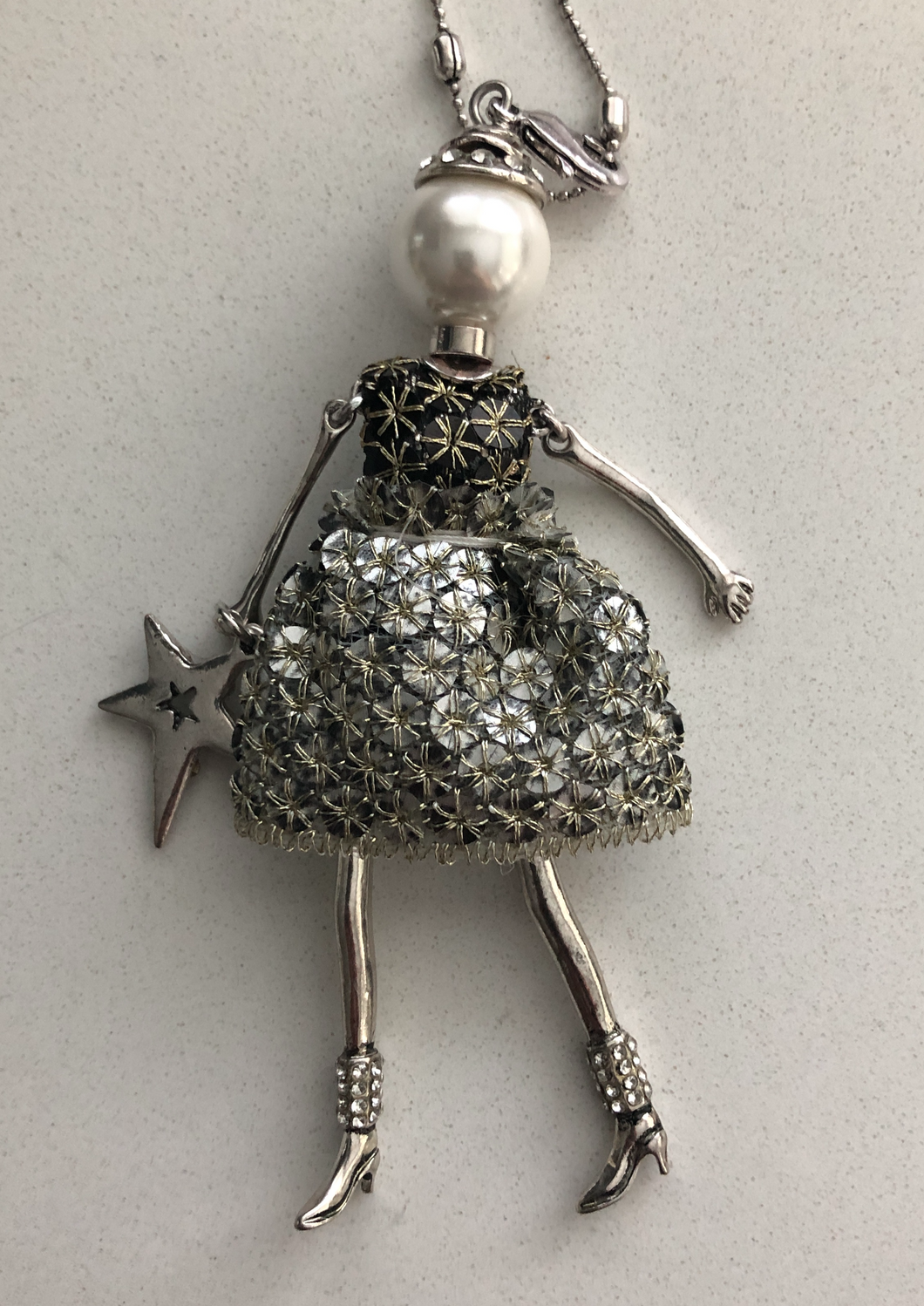 A 9CT GOLD - GEM SET RAG DOLL PENDANT - APPROXIMATE WEIGHT 12.5 GRAMS